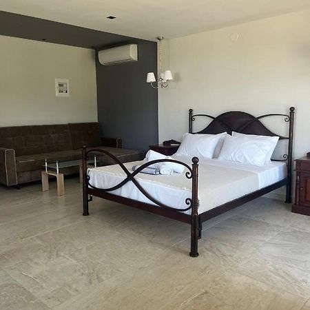 Suites Ris Néa Péramos Εξωτερικό φωτογραφία