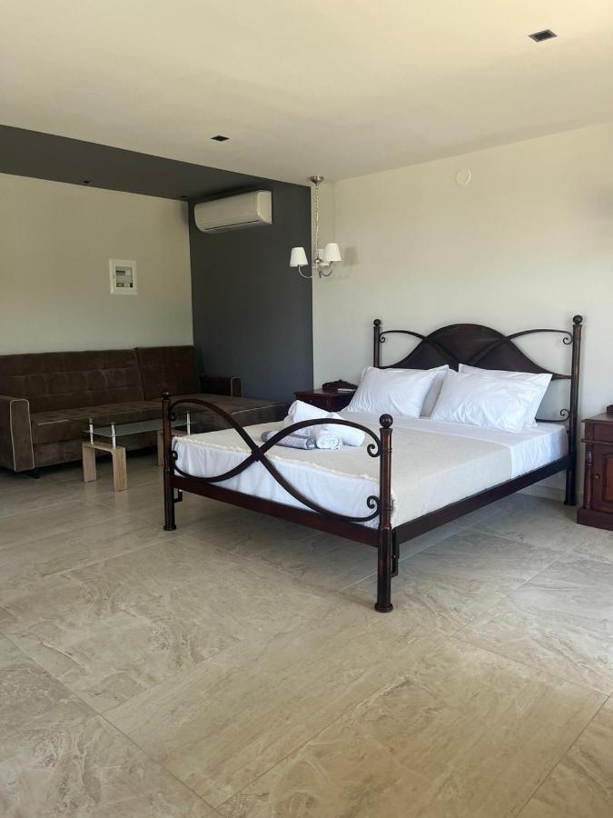 Suites Ris Néa Péramos Εξωτερικό φωτογραφία